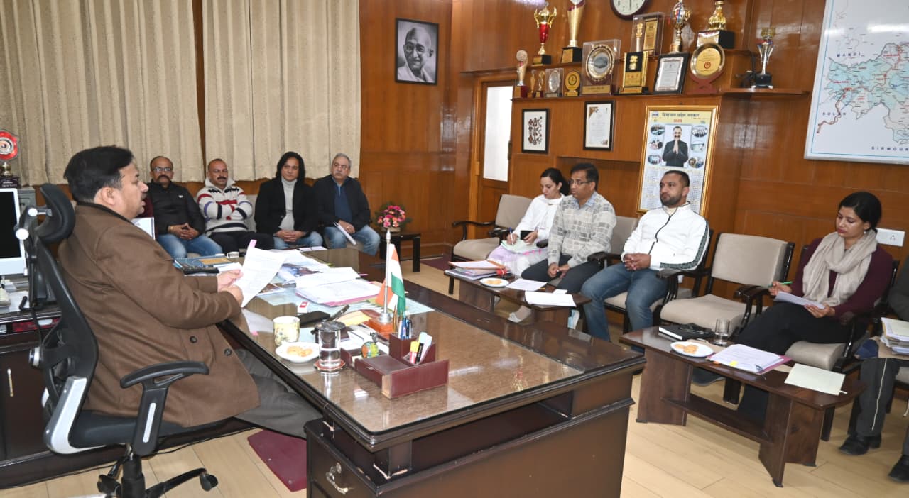 जाखू मंदिर न्यास समिति मीटिंग की अध्यक्षता करते हुए डीसी शिमला।