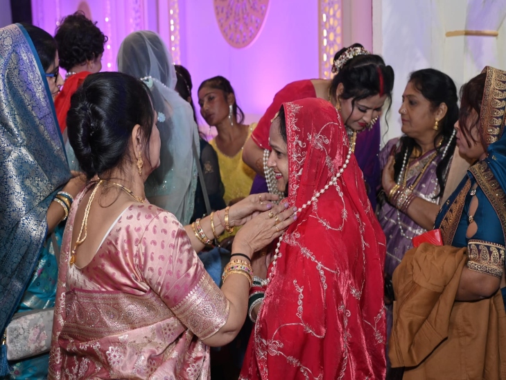 महिला के पीछे पीले रंग के सूट में दिखनी नाबालिग लड़की संदेही