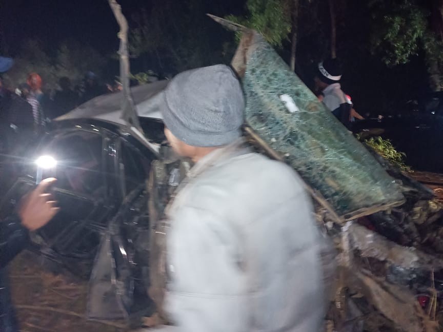 कार के सामने का हिस्सा पूरी तरह से क्षतिग्रस्त हो गया था।