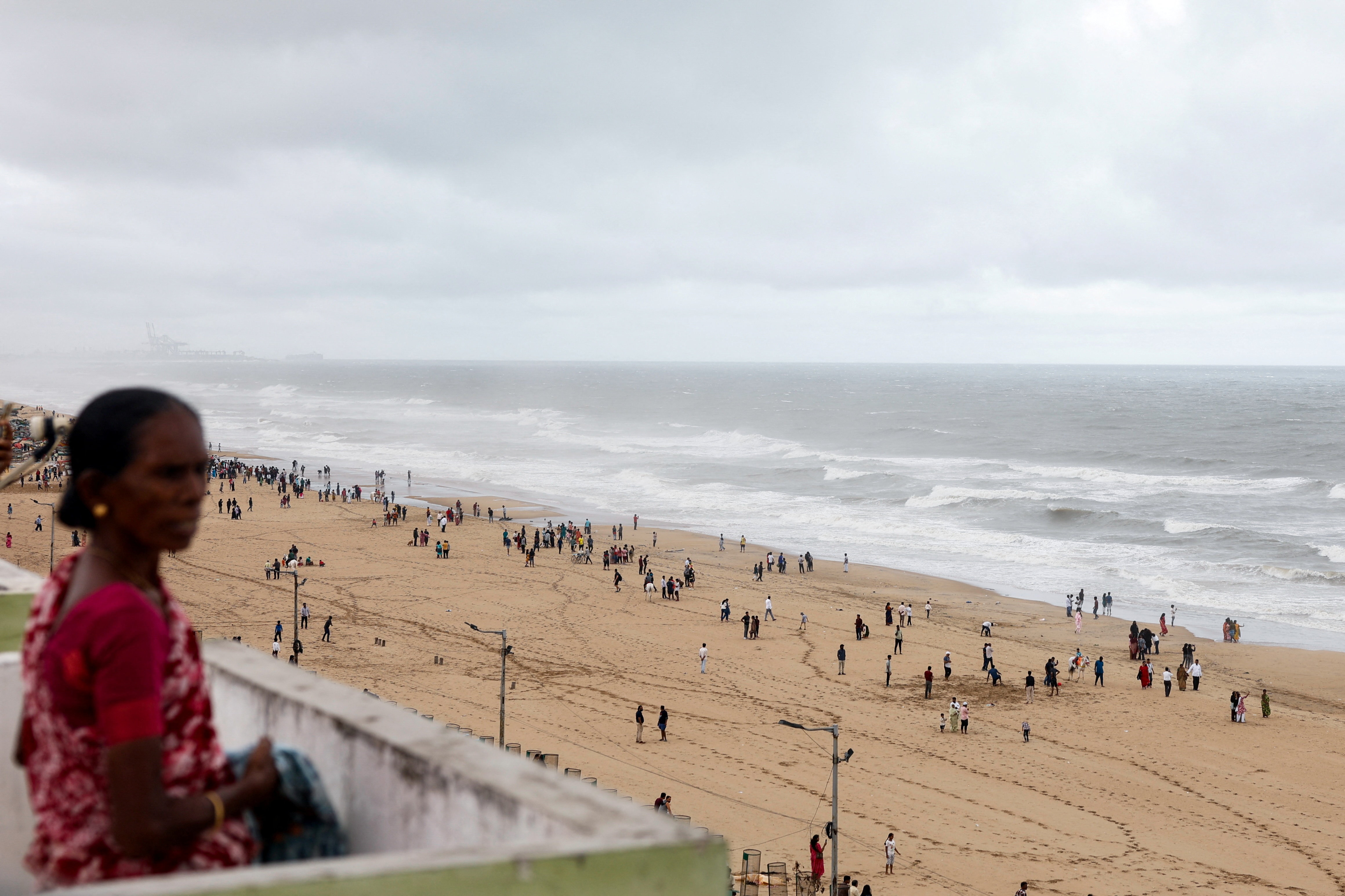 तस्वीर चेन्नई की है। यहां पर तूफान दिकवाह के असर के चलते तूफान में हाईटाइड उठती हुई।