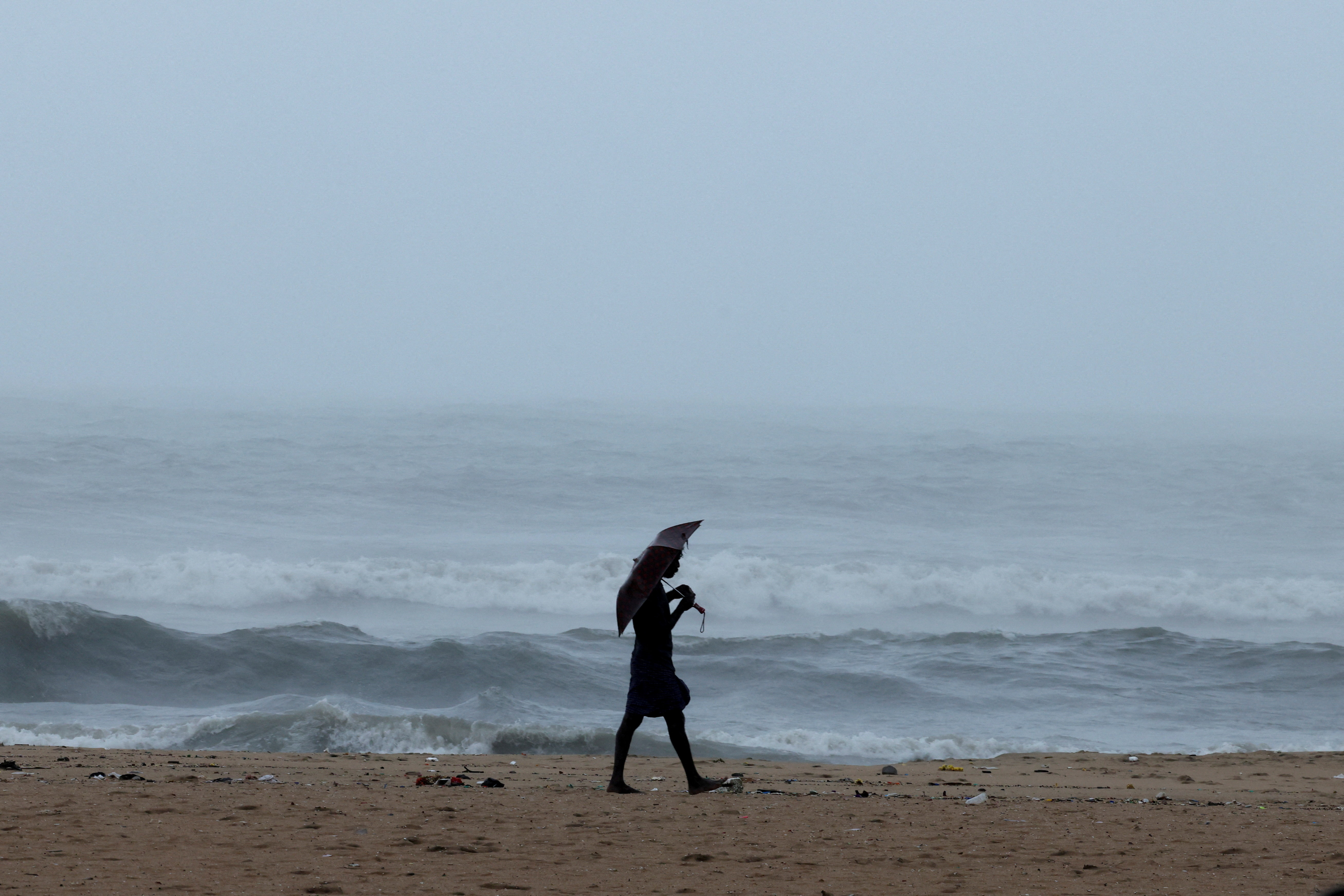 चेन्नई में चक्रवाह दितवाह के असर के चलते मरीना बीच पर समुद्र में ऊंची लहरे उठीं।