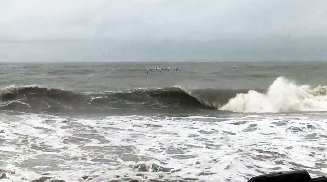 तस्वीर पुडुचेरी की है। यहां पर तूफान दितवाह के असर के चलते समुद्र में ऊंची लहरें उठीं।