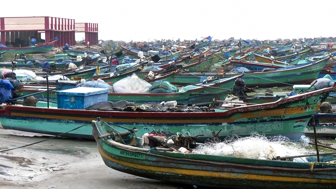 तमिलनाडु के नागापट्टिनम में समुद्र किनारे रखीं दर्जनों नाव। मछुआरों को समुद्र में न जाने की हिदायत दी गई है।
