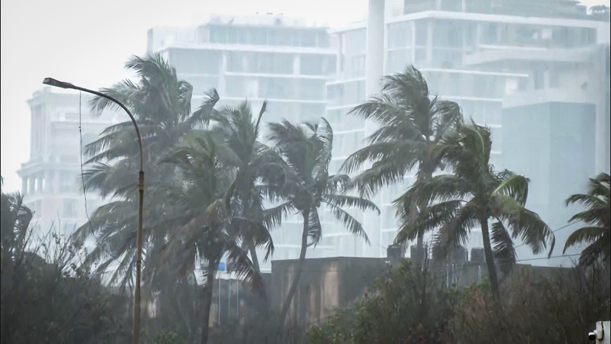 चेन्नई में तेज बारिश और आंधी का असर मंगलवार को भी जारी रहेगा।