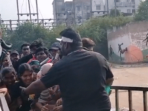 वन मैच का टिकट लेने पहुंची लड़कियों ने बैरिकेड तोड़ने की कोशिश की।