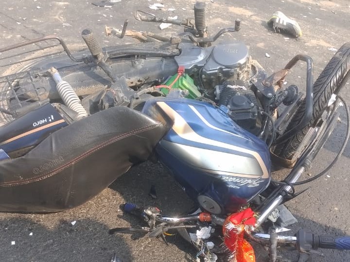 हादसे के बाद क्षतिग्रस्त बाइक।