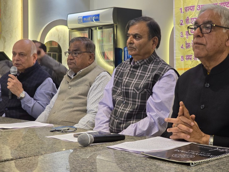 श्री अग्रवाल शिक्षा मंडल परिवार का आरोप है कि प्राचार्य मनमानी कर रहे हैं