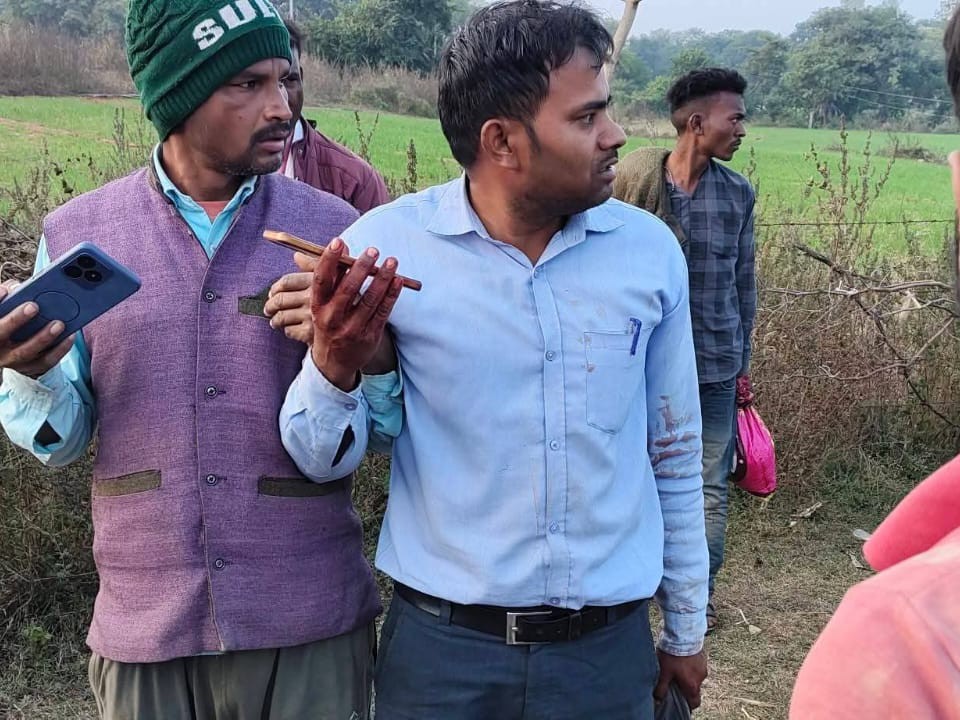 स्थानीय लोगों ने घटना की जानकारी पुलिस और परिजन को दी।