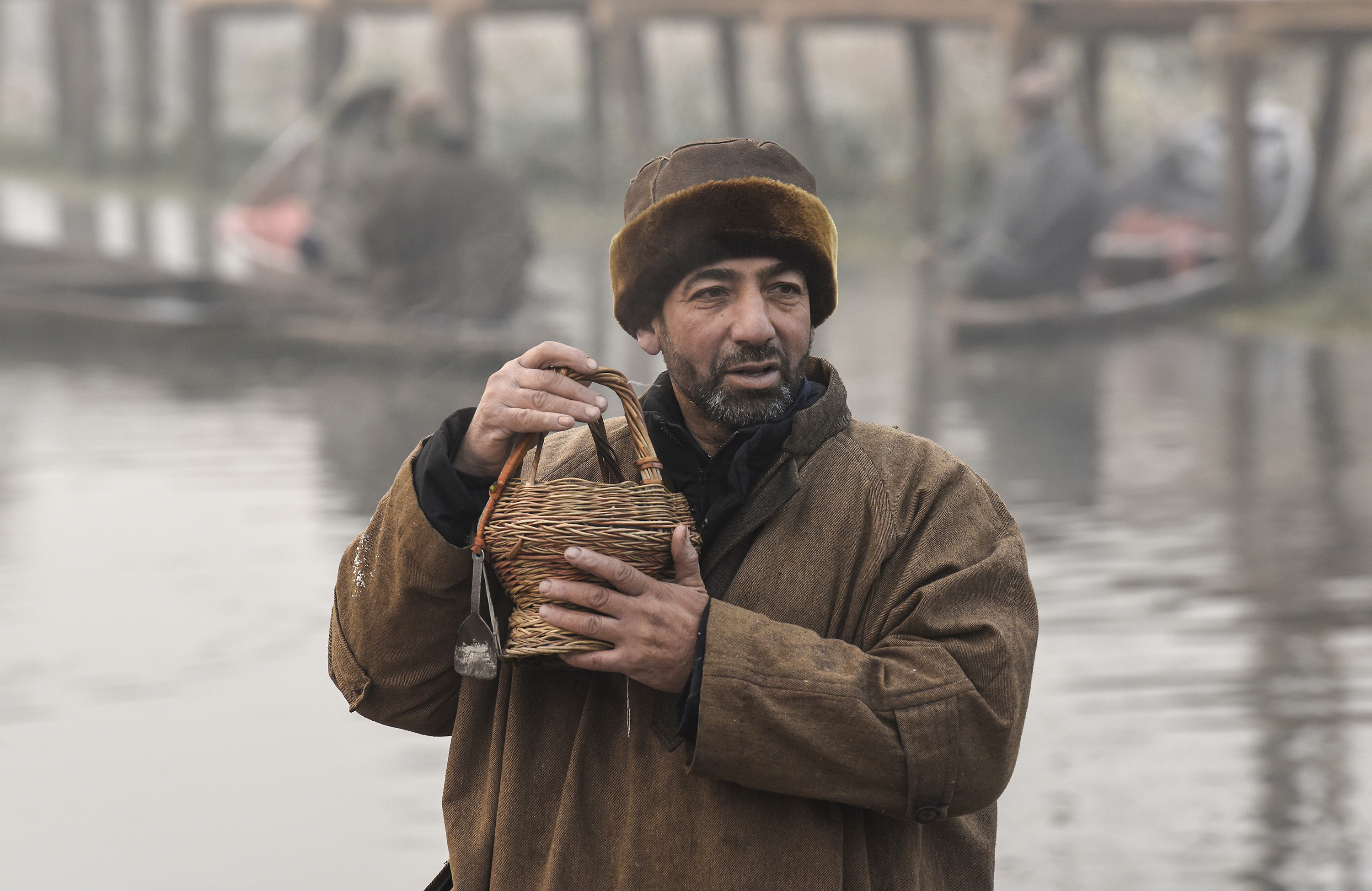 कश्मीर: श्रीनगर में न्यूनतम तापमान 1° तक पहुंच गया है। लोग खुद को गर्म रखने कांगड़ी का इस्तेमाल कर रहे हैं।