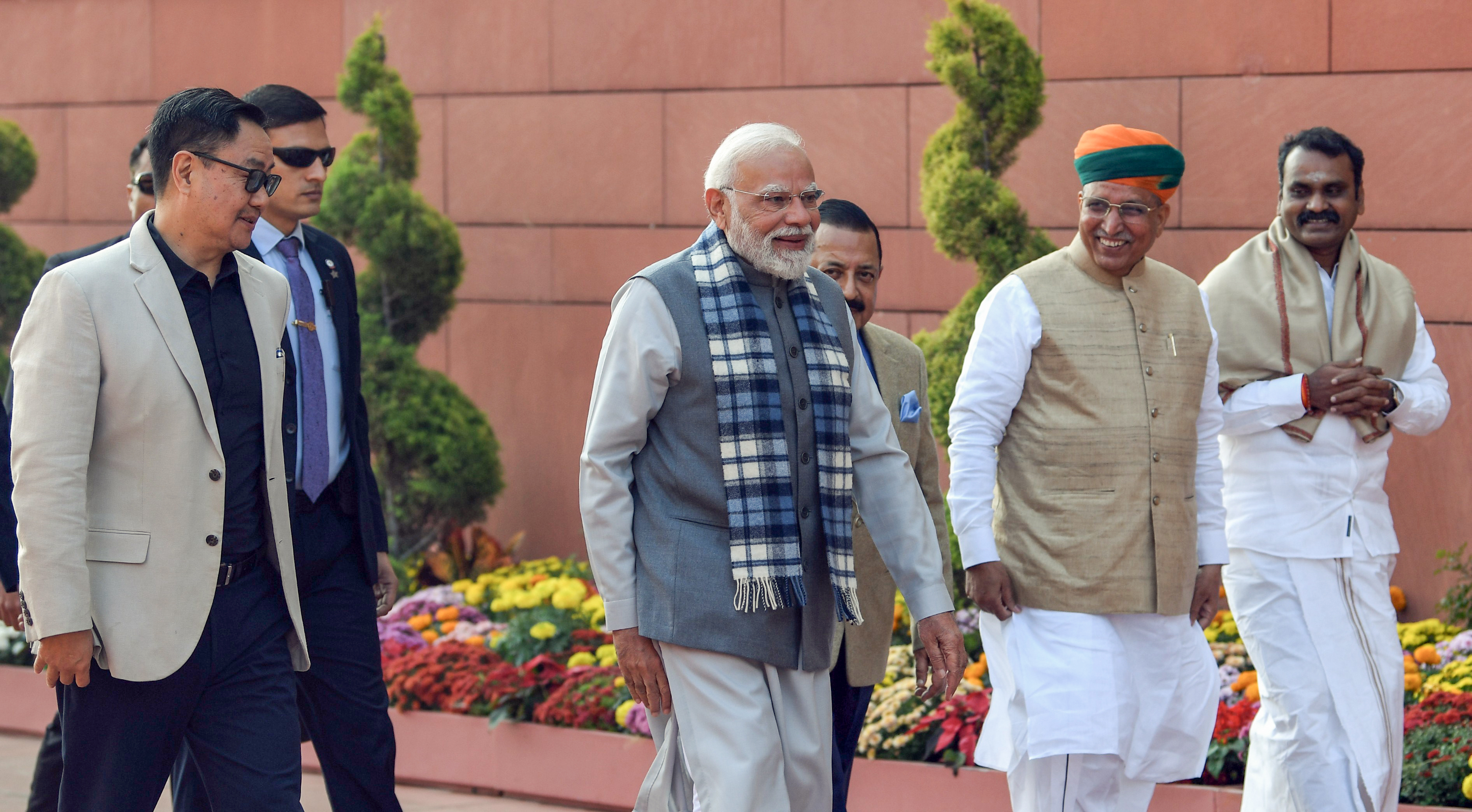 प्रधानमंत्री नरेंद्र मोदी केंद्रीय मंत्री अर्जुन राम मेघवाल, किरेन रिजिजू, राज्य मंत्री जितेंद्र सिंह और राज्य मंत्री एल. मुरगन के साथ मीडिया को संबोधित करने पहुंचे।