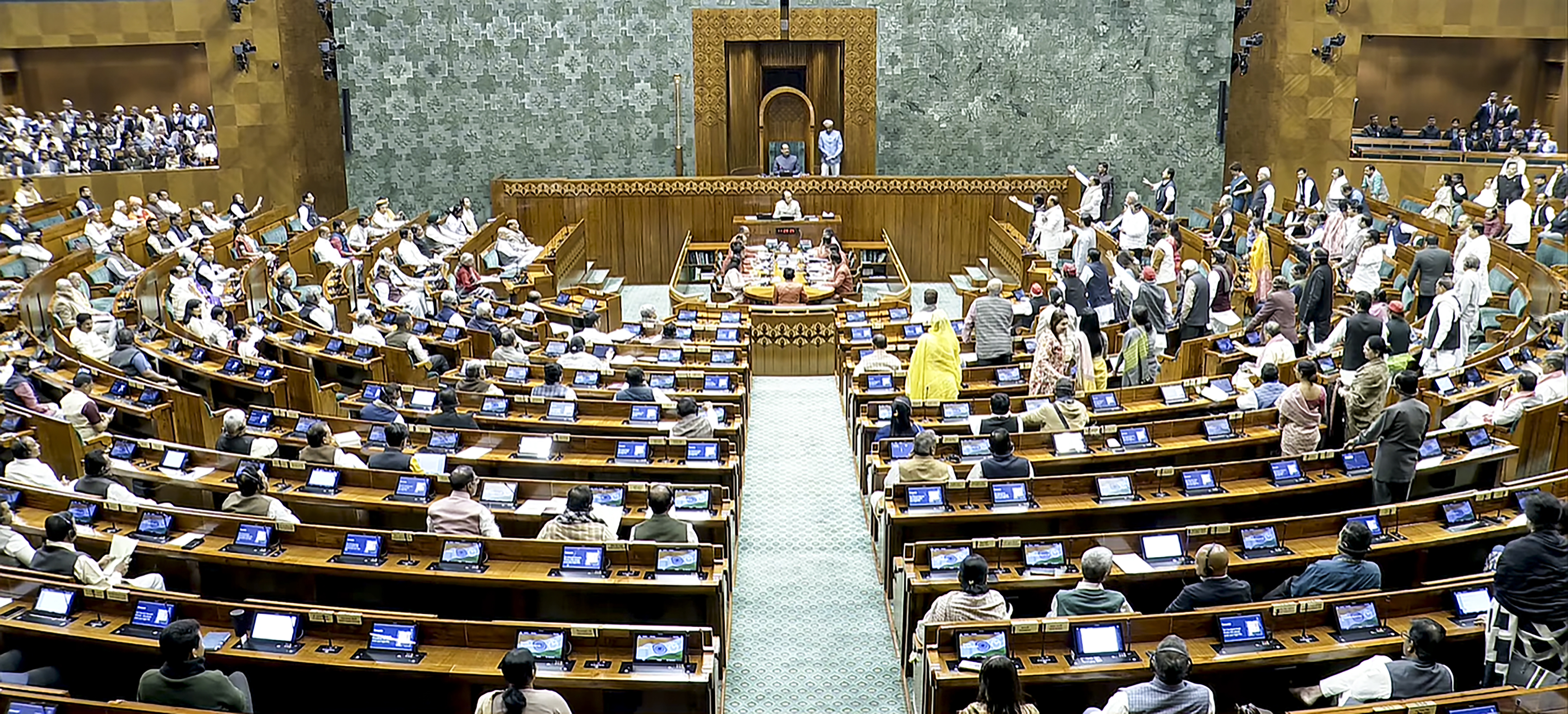 शीतकालीन सत्र के पहले दिन विपक्षी सांसदों ने SIR के मुद्दे पर जमकर हंगामा किया। सांसद अपनी-अपनी जगह पर खड़े होकर नारेबाजी करने लगे।