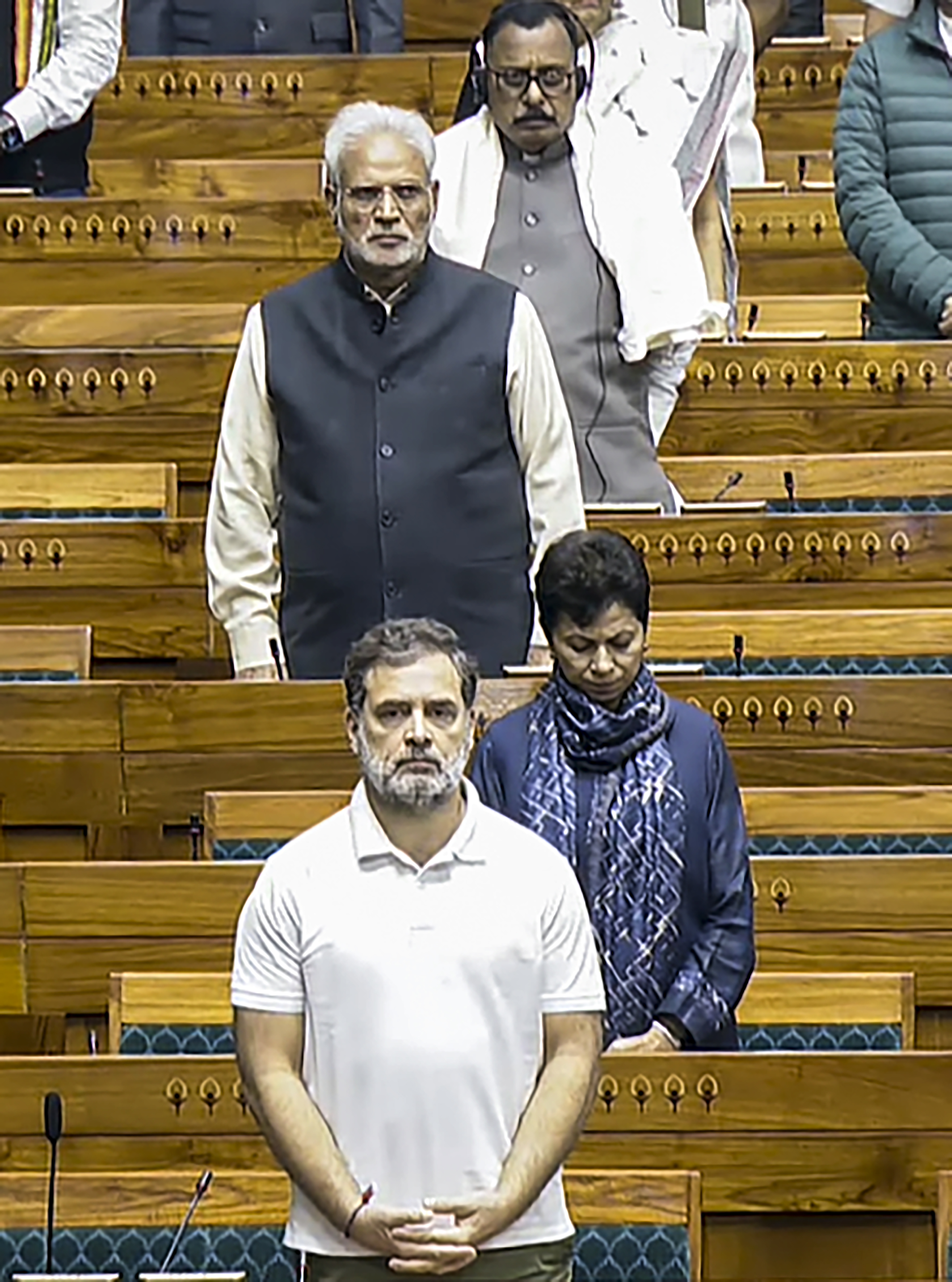 लोकसभा में विपक्ष के नेता और कांग्रेस सांसद राहुल गांधी शीतकालीन सत्र के पहले दिन की कार्यवाही में शामिल हुए।