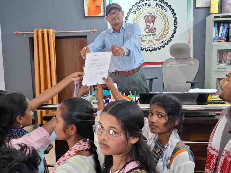 सामूहिक हस्ताक्षर करते हुए सौंपा ज्ञापन।