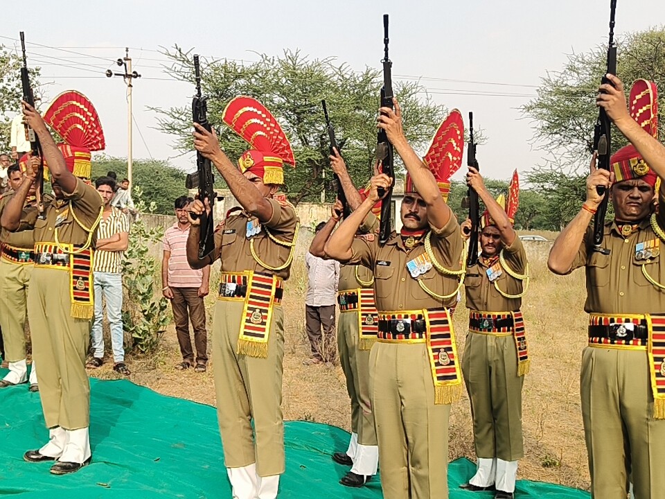 बीएसएफ के असिस्टेंट सब इंस्पेक्टर मनोज भार्गव को जवानों ने सलामी दी।
