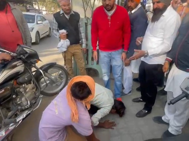 फाजिल्का में मनचलों से सड़क पर नाक रगड़वाई:  स्कूल के बाहर लड़कियों को परेशान करते, पर्ची पर नंबर देते समाजसेवियों ने पकड़ा – Fazilka News