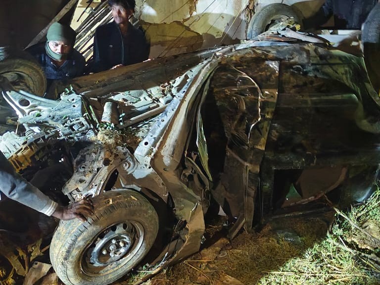 कार काटकर शव बाहर निकाला गया।