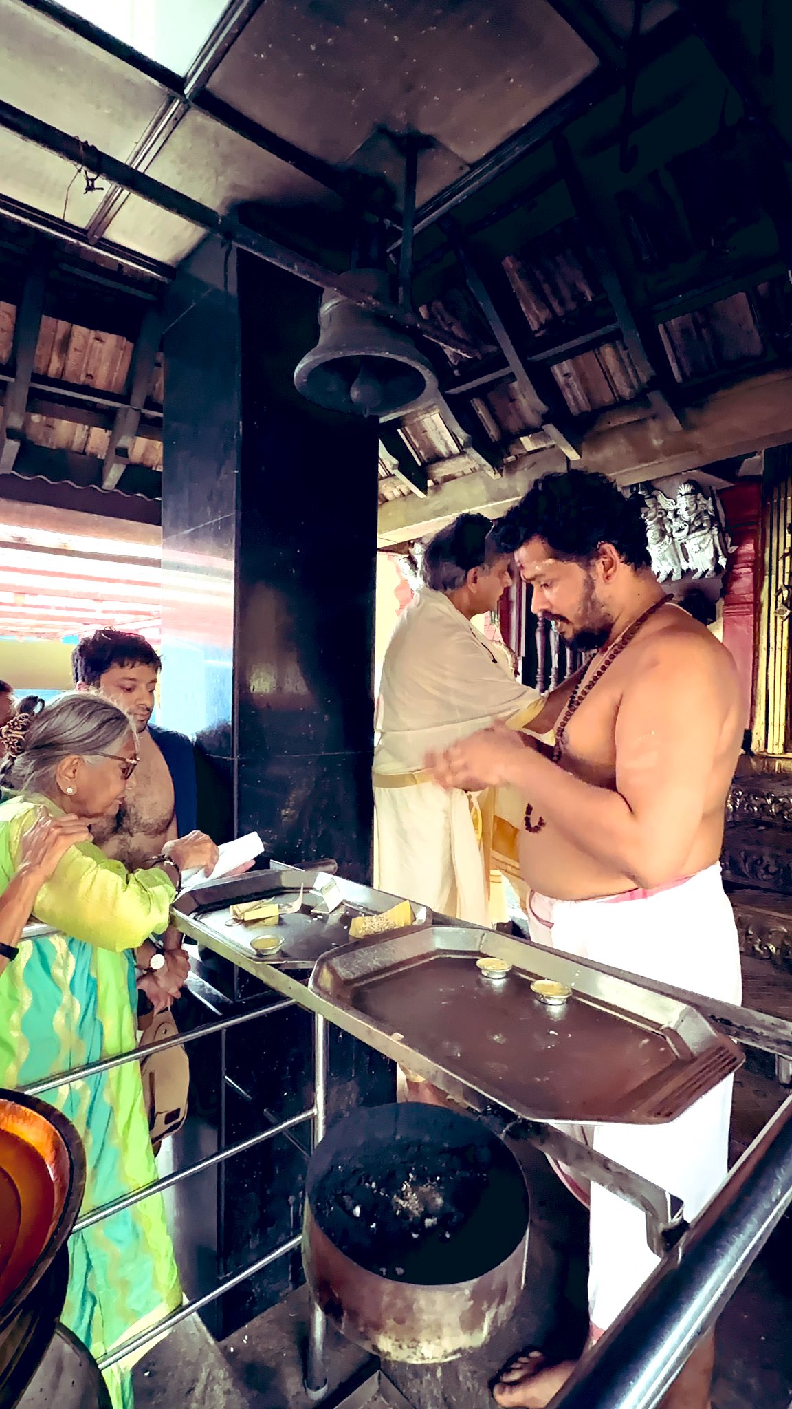 मां का 90वां जन्मदिन, थरूर उन्हें उन दो पारिवारिक मंदिरों में ले गए जहां सदियों से उनकी पीढ़ियां पूजा करती आ रही हैं।