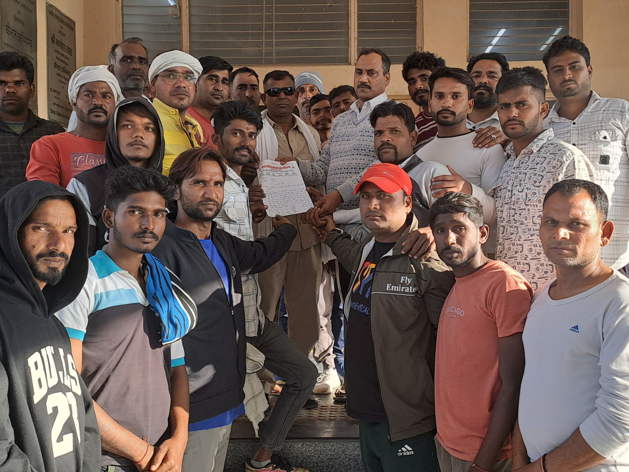 नारनौंद में 30 सफाई कर्मचारी हटाए:  बिना नोटिस हटाने पर प्रदर्शन, कमिश्नर से की बहाली की मांग, आंदोलन की चेतावनी दी – Narnaund News