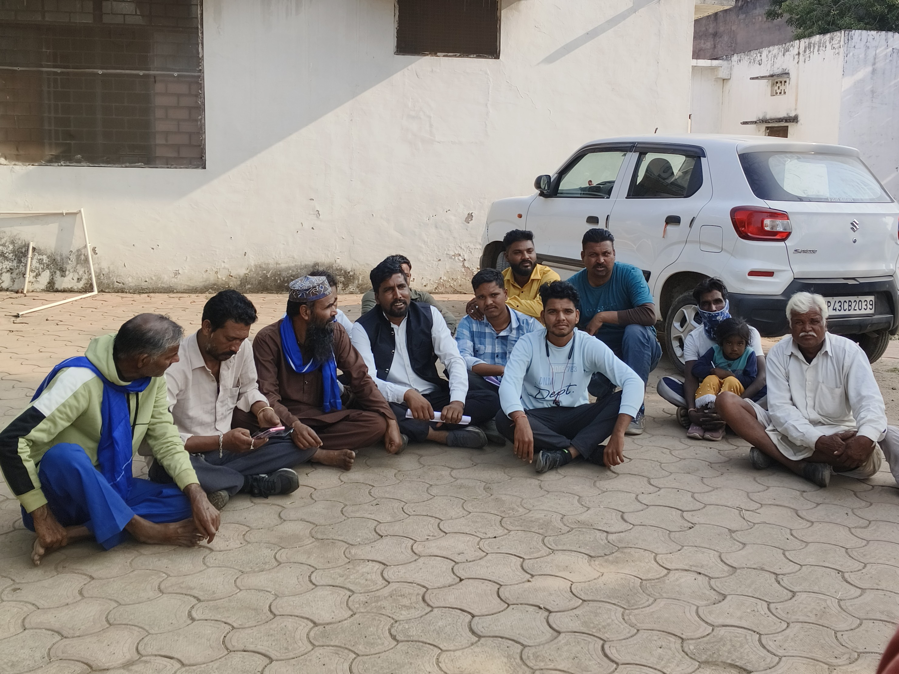 Bhim Army staged a sit-in at Azad police station in Neemuch. | नीमच में ...