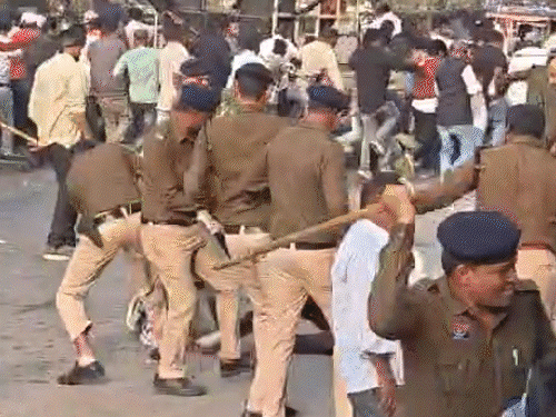 दुर्ग में प्रदर्शनकारियों ने विरोध में काले झंडे दिखाए।