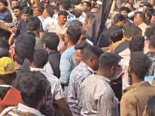 दुर्ग के जमीन कारोबारियों का आंदोलन सोमवार को पांचवें दिन भी जारी।