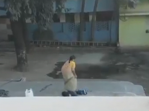 बच्ची को अपने पांव से कुचला।