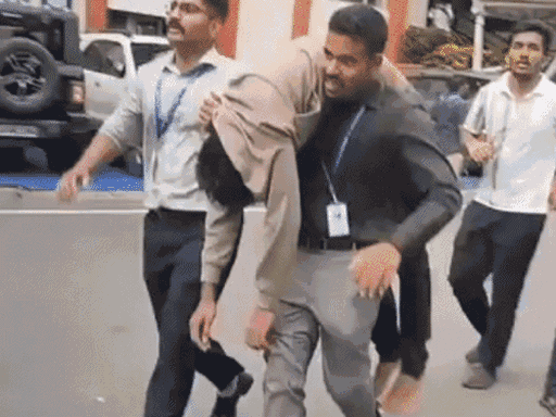 बेंगलुरु के चिन्नास्वामी स्टेडियम में 4 जून को RCB की विक्ट्री सेरेमनी के दौरान भगदड़ मच गई थी।