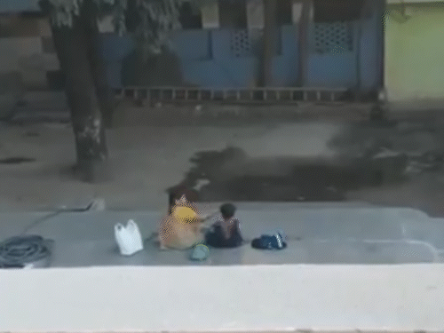 बच्ची के सिर को जोर से जमीन पर मारा।