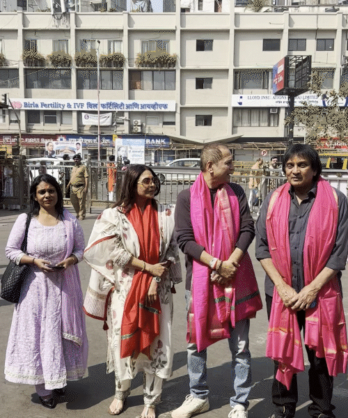 डायरेक्टर विपुल अमृतलाल शाह, शेफाली शाह म्यूजिक लेबल लॉन्च करने से पहले बप्पा का आशीर्वाद लेने सिद्धिविनायक मंदिर पहुंचे।