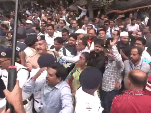 बंगालमध्ये SIR च्या विरोधात BLO चे आंदोलन: यूपीमध्ये सहाय्यक बीएलओचा झोपेतच मृत्यू, देशात आतापर्यंत 29 जणांचा बळी आंदोलकांनी भाजप नेत्यांना लक्ष्य करत 'गो बॅक'च्या घोषणा दिल्या.