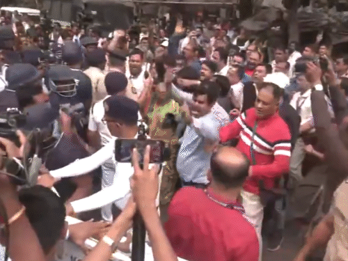 बंगालमध्ये SIR च्या विरोधात BLO चे आंदोलन: यूपीमध्ये सहाय्यक बीएलओचा झोपेतच मृत्यू, देशात आतापर्यंत 29 जणांचा बळी पोलिसांनी सीईओ कार्यालयात घुसणाऱ्या आंदोलकांना रोखले.