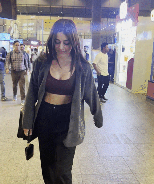 एक्ट्रेस अलाया एफ एयरपोर्ट से निकलती हुईं।