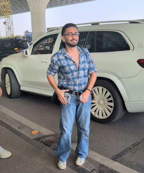 फेमस इंफ्लुएंसर ओरी मुंबई एयरपोर्ट पर देखे गए।