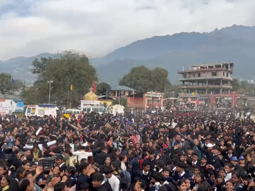 धर्मशाला में पुलिस आरकेस्ट्रा की प्रस्तुति पर नाचते हुए वॉकथॉन में पहुंचे लोग।