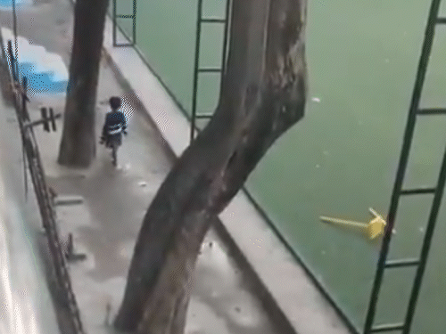 महिला अटेंडेंट बच्ची को पहले वॉशरूम ले गई।