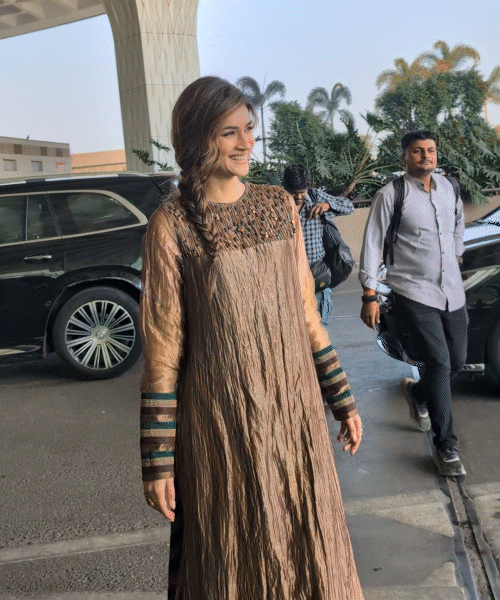 कृति सेनन मुंबई एयरपोर्ट पर स्पॉट की गईं। इस दौरान उन्होंने ब्राउन रंग का अनारकली सूट में पहना हुआ था।