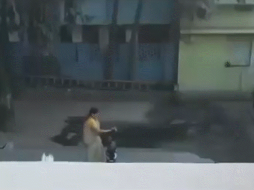 वॉशरूम से आने के बाद उसने बच्ची के बाल पोछे।