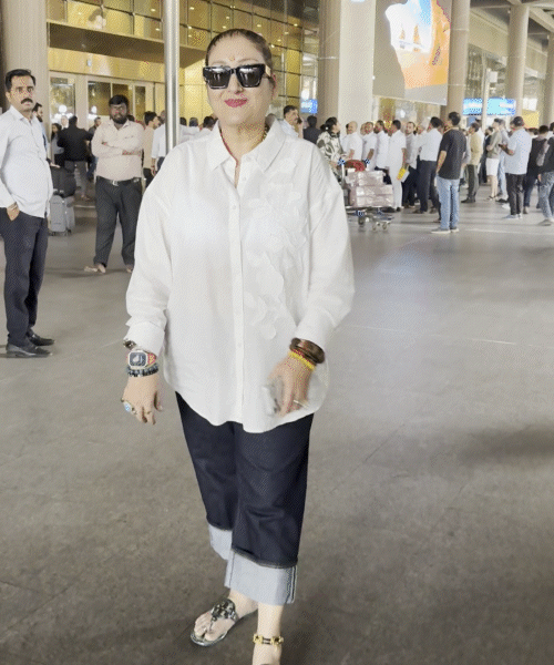 गोविंदा की पत्नी सुनीता आहूजा भी मुंबई एयरपोर्ट पर नजर आईं।