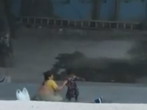 कपड़े पहनाने के बाद बच्ची के कपड़े उतार दिए।