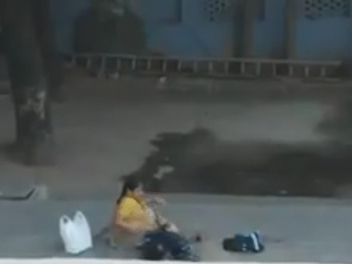 बाल पोंछने के बाद बच्ची को कपड़े पहनाए।