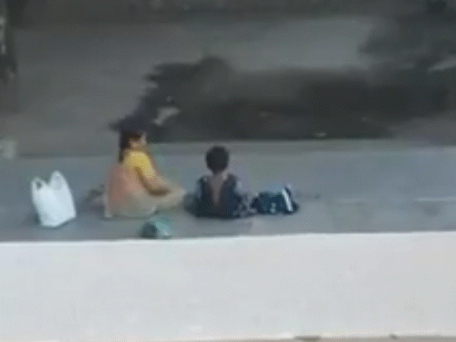 अचानक से बच्ची पर हमला करना शुरू कर दिया।