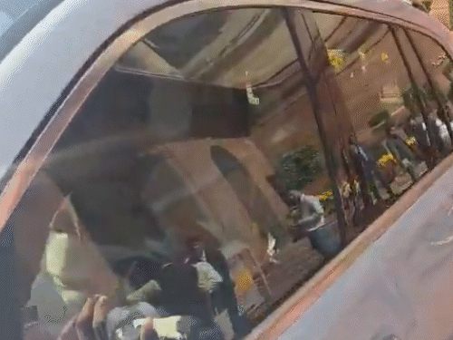 भाजप आमदार म्हणाले- अनेक महिला कुत्र्यासोबत झोपतात: संसदेत रेणुका चौधरींच्या प्रश्नावर लज्जास्पद विधान, आरजेडीने म्हटले- हा महिलांचा अपमान खासदार रेणुका चौधरी यांचा कुत्रा संसद परिसरात गाडीत बसलेला होता.