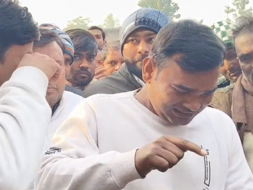 देवरिया में लेखपाल के अंतिम संस्कार में साथी लेखपाल फफक पड़ा। कहा- मुझे दुख होता है कि मैं लेखपाल हूं