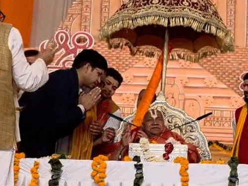 संभल के डीएम राजेंद्र पैंसिया ने जगद्गुरु रामभद्राचार्य के पैर छूकर आशीर्वाद लिया।