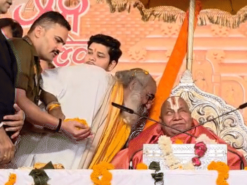 एसपी केके बिश्नोई ने रामभद्राचार्य के पैर छूकर आशीर्वाद लिया।