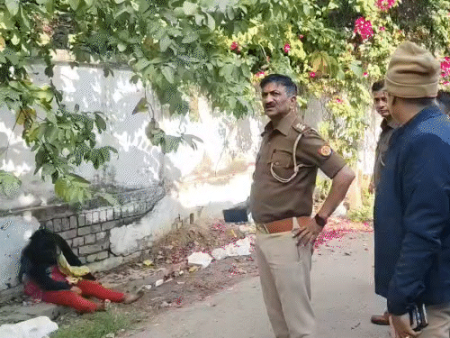 महिला का शव कुछ इस तरह से सड़क किनारे दीवार के सहारे टिकाकर रखा गया था।