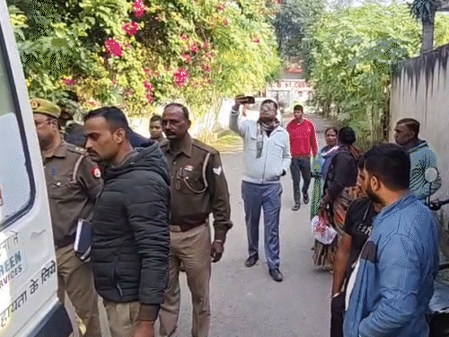 पुलिस के पहुंचने के बाद घटनास्थल पर लोगों की भीड़ लग गई थी।