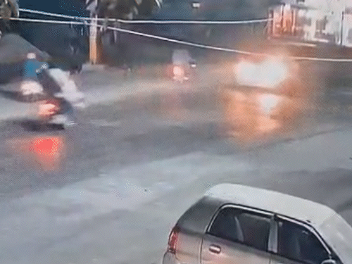 बीच सड़क पर कार-बाइक की टक्कर के बाद बाइक सवार 10 फिट उड़े।