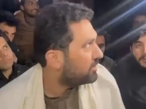 खैबर पख्तूनख्वा के CM सोहेल अफरीदी को पुसिल ने 27 नवंबर को सड़क पर गिराकर पीटा था। - Dainik Bhaskar