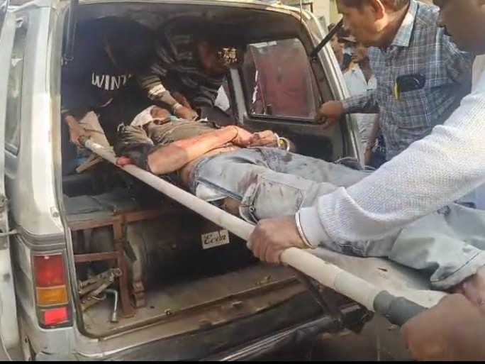 सभी घायलों को निजी वाहन से जिला अस्पताल ले जाया गया।